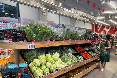 Hàng hóa thiết yếu tại các siêu thị, chợ truyền thống dồi dào
