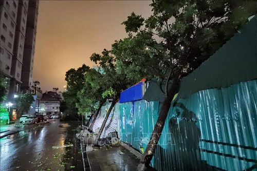 Bão số 3: Người dân Hà Nội hoảng sợ khi gió rít, giật mạnh, rung lắc chung cư cao tầng