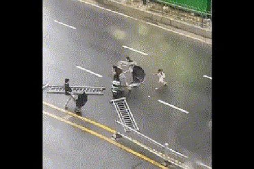Clip: Người phụ nữ và hai cháu nhỏ bị gió bão quật ngã