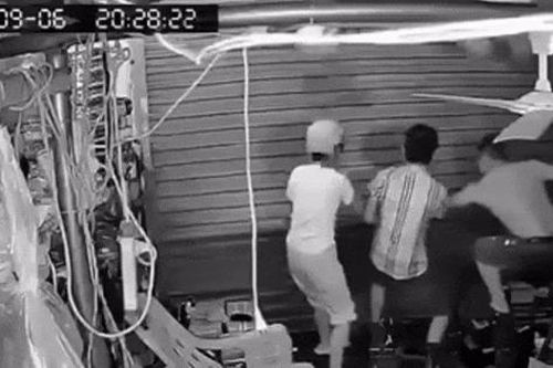 Clip: Siêu bão Yagi thổi bay cửa kính chung cư, cửa cuốn nhà dân