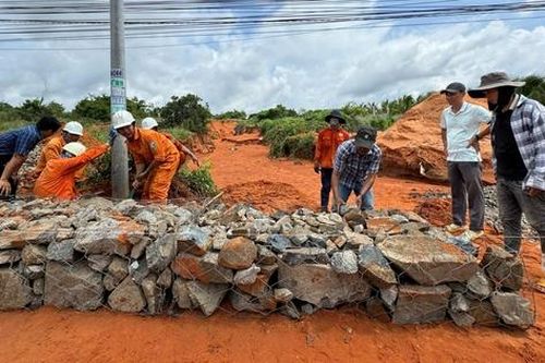 Vụ lũ cát tràn xuống đường 3 ngày liên tiếp ở Bình Thuận: Dùng rọ đá tạm thời để ngăn dòng chảy