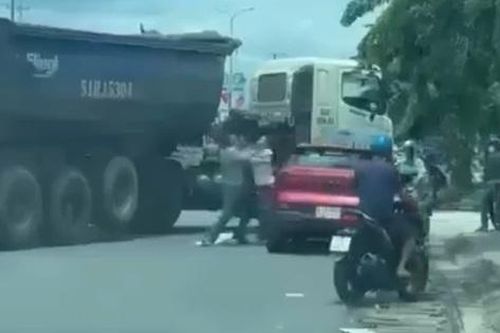 BR-VT: Công an xác minh vụ tài xế xe đầu kéo xô xát với tài xế xe con trên đường