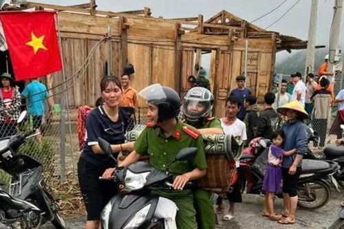 Thanh Hóa: 1 người bị thương, 74 ngôi nhà bị tốc mái do bão số 3