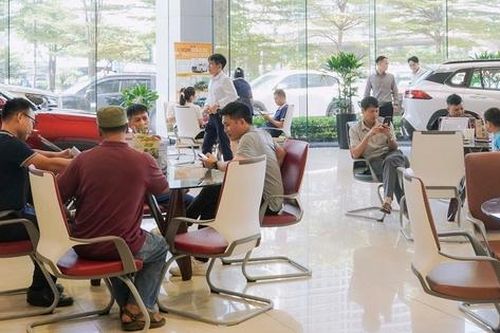 Xuống tiền mua ô tô sau cú huých giảm lệ phí trước bạ