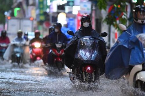 Bắt buộc phải đi xe máy trong gió bão, cách nào để đảm bảo an toàn?
