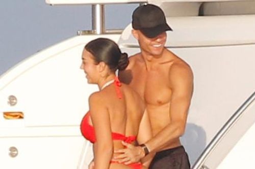 Một cặp đôi vô tư âu yếm khi đi ngang qua Ronaldo và bạn gái