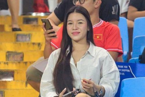 Vợ Đặng Văn Lâm đến 30 tuổi mới biết 'làm đỏm'