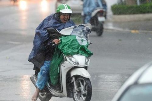 Hà Nội gió giật mạnh, chuyên gia khuyến cáo 'không nên ra khỏi nhà'