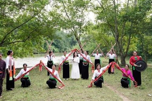 Người phụ nữ Mường nặng lòng với điệu hát Ví, hát Rang