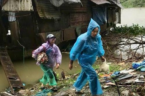 Hà Nội: Sơ tán người dân xóm chài Phúc Tân vào nơi tránh bão số 3