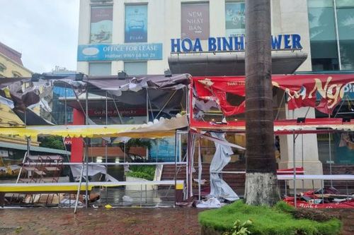 Hà Nội: Cửa hàng bánh trung thu trên hè phố tan hoang do bão số 3