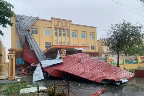 Bão số 3 hoành hành ở Quảng Ninh: Tường kính bung tơi tả, ô tô bị thổi bay