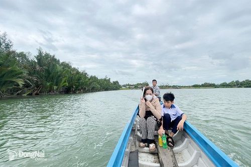 Đi ghe máy đến trường