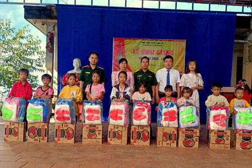 Tặng quà cho giáo viên, học sinh, hộ nghèo, gia đình chính sách tại 4 xã biên giới huyện Phong Thổ