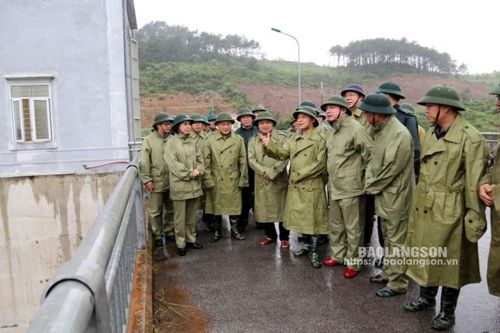 Đồng chí Bí thư Tỉnh ủy kiểm tra công tác ứng phó với cơn bão số 3 tại huyện Lộc Bình