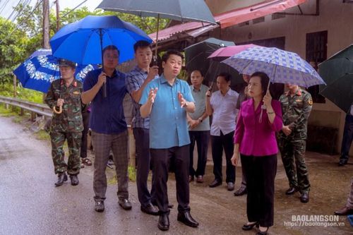 Đồng chí Chủ tịch HĐND tỉnh kiểm tra công tác ứng phó bão số 3 tại huyện Văn Lãng