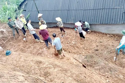 Xã Phìn Ngan đưa 25 hộ dân thôn Suối Chải ra nhà tránh trú an toàn trước bão số 3