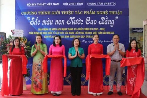 Khai mạc triển lãm tranh 'Sắc màu non nước Cao Bằng'