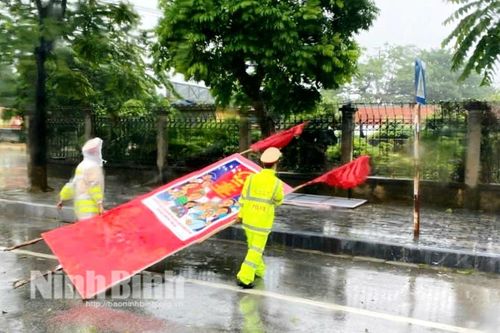 Công an tỉnh Ninh Bình hỗ trợ nhân dân chống bão