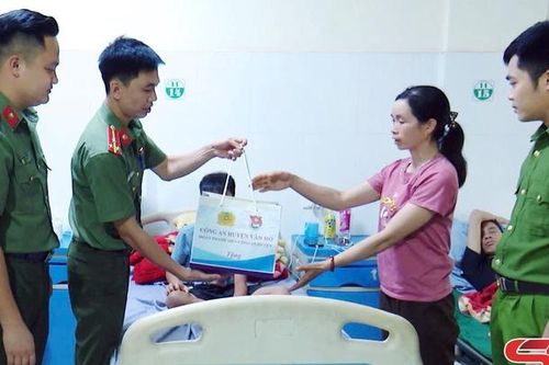 Cán bộ Công an huyện Vân Hồ kịp thời cứu 2 cháu bé đuối nước