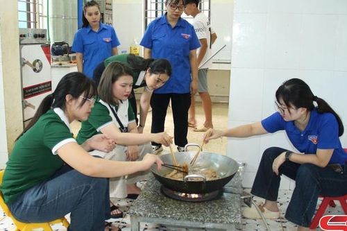 Chương trình 'Bữa cơm cho em' tại Trung tâm Bảo trợ xã hội tỉnh