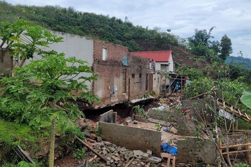 Mưa lớn gây sạt lở nhà dân tại phường Chiềng An