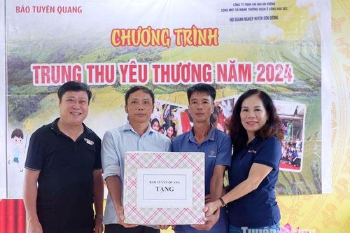 Chương trình Trung thu yêu thương tại thôn Khuân Đào, xã Trung Yên