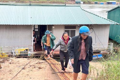 Phường Minh Xuân vận động các hộ nhà bè lên bờ tránh bão
