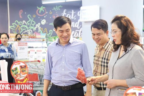 Siêu thị tăng lượng lớn hàng hóa dự trữ, sẵn sàng cung ứng cho người dân trong bão Yagi
