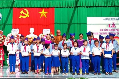 Nghệ An: Các đơn vị, tự viện trao quà, học bổng đến học sinh nghèo nhân dịp năm học mới