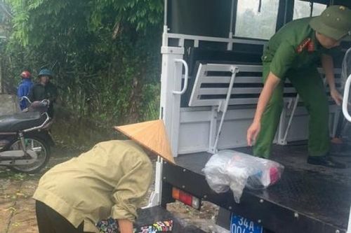Công an các địa phương căng mình giúp dân trong mưa bão