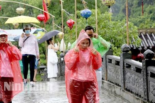 Ninh Bình: Khoảng 500 du khách phải hoãn chuyến tham quan Tràng An