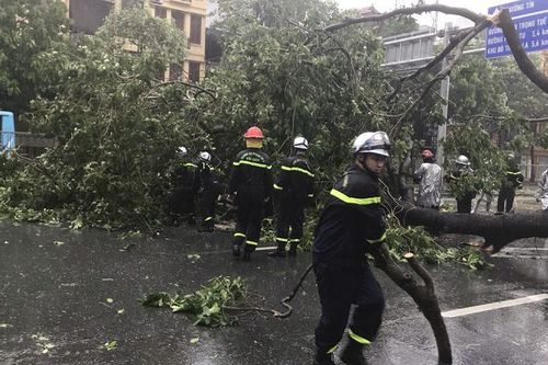 Hà Nội: Tâm bão chưa về, Cảnh sát liên tục nhận tin báo cứu nạn cứu hộ