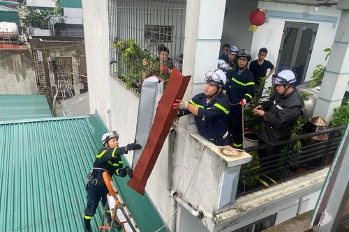Công an quận Ba Đình kịp thời hỗ trợ nhà dân bị gió bão tốc mái