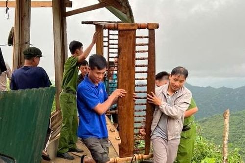 Công an giúp dân lợp lại hàng chục ngôi nhà bị tốc mái ở Mường Lát
