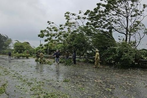 Công an Thái Bình bố trí xuồng máy hỗ trợ di dân tránh bão, sẵn sàng cứu hộ