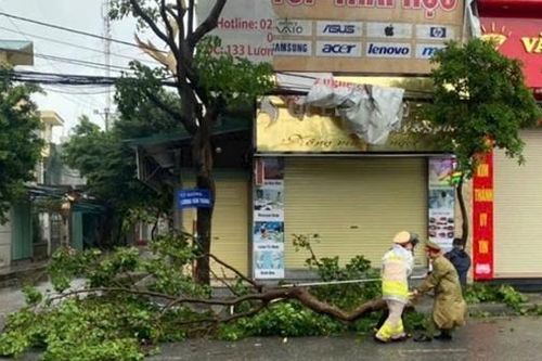 Công an Ninh Bình giúp dân đảm bảo an toàn các lồng bè hải sản trong mưa bão