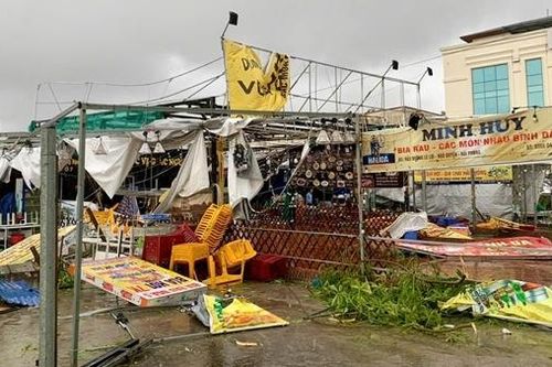 Bão càn quét Hải Phòng, Quảng Ninh, nhiều nhà cửa bị tốc mái, bay cửa kính