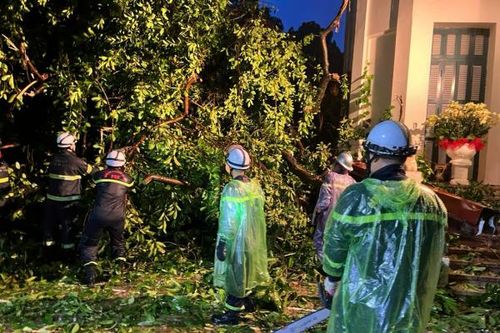 Nhiều hình ảnh xúc động của lực lượng Công an Thủ đô hỗ trợ nhân dân trong bão số 3