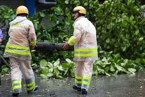 Công an Hà Nội ứng trực, đảm bảo an toàn cho người dân trong mưa bão