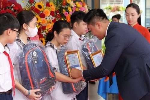 Sacombank trao hơn 11 tỷ đồng học bổng