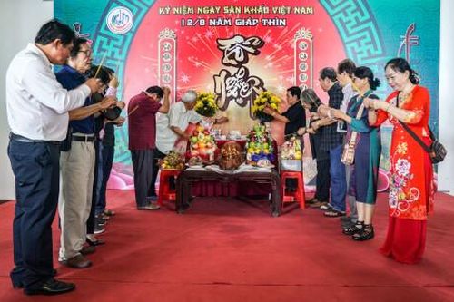 Dâng hương Tổ nghiệp Sân khấu