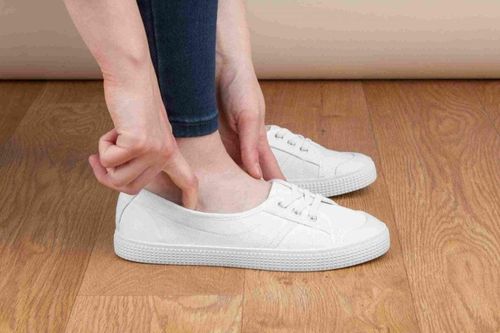 Mẹo nới giày bị chật cho vừa chân