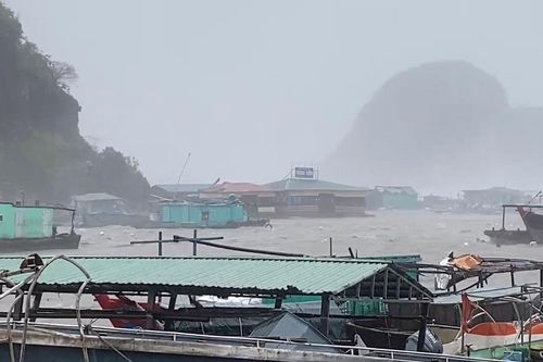 Bất lực nhìn thuyền bè chìm khi bão số 3 đổ bộ Vân Đồn, Quảng Ninh