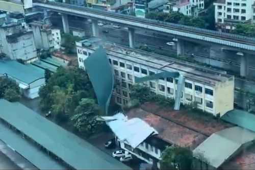 Siêu bão Yagi hoành hành, gió giật tung mái công ty giày Thượng Đình ở Hà Nội