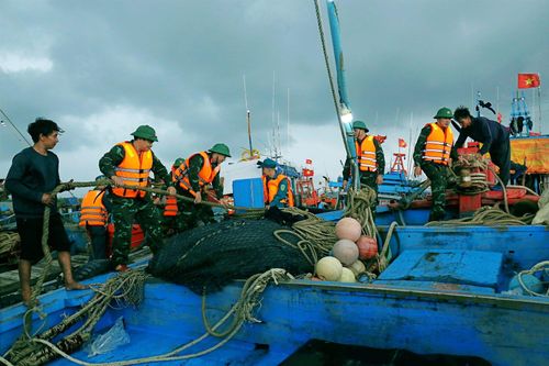 Lực lượng quân đội cả nước cùng dân ứng phó siêu bão Yagi