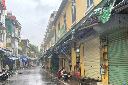 Gió lớn, người dân Hà Nội hạn chế ra đường để tránh bão số 3