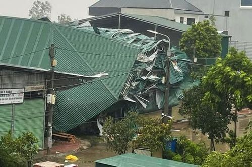 Nhà cửa, kho chứa đồ tại Hà Nội đổ sập do mưa bão