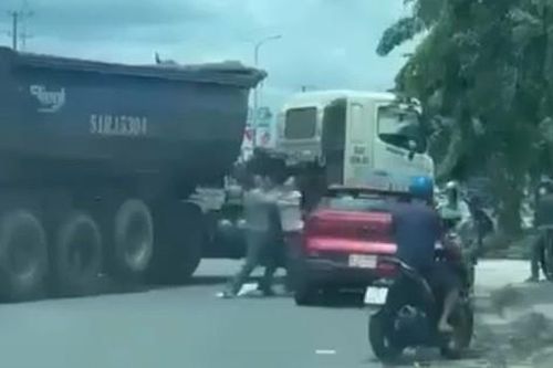 Video 2 tài xế chặn xe đánh nhau trên Quốc lộ 51 bị công an truy tìm