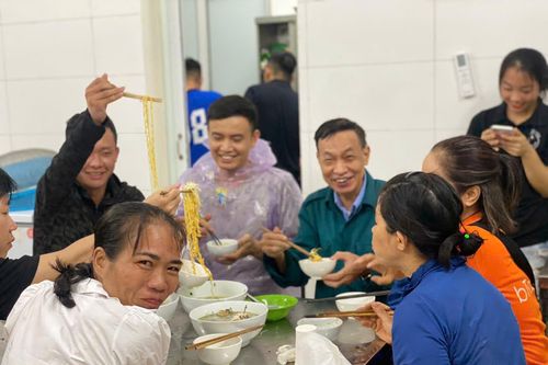 Bữa cơm ấm tình quân dân tại trụ sở Công an phường Mễ Trì